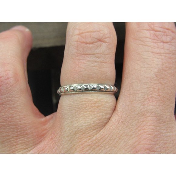 Size 7 Sterling Silver Cool Spike Pattern Band Ring - Picture 1 of 6